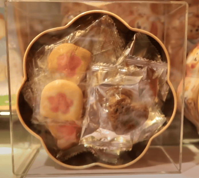 お土産のクッキー缶