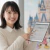 ディズニーチケットの購入方法をタブレットで解説する若い日本人女性。背景にはディズニーのお城とキャラクターのイラストがあり、楽しい雰囲気。