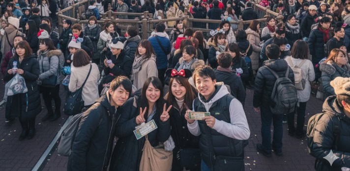 年末年始の東京ディズニーランド開園直後、シンデレラ城に向かうメインストリートは人で溢れており、多くの日本人ゲストがスマートフォンで写真を撮ったり、楽しそうに歩いている様子