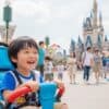 バギーに乗る5歳児