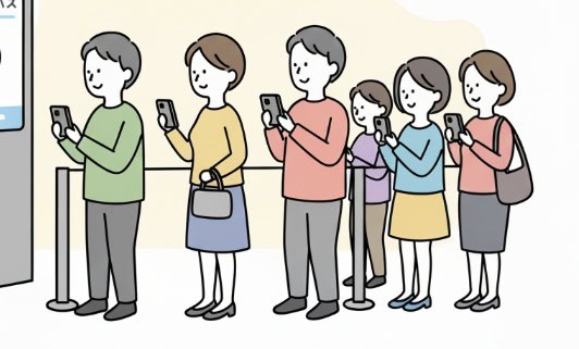 スマートフォンでカプセルトイのスタンバイパスを取ろうとしている日本人家族のイラスト。人々が列に並び、混雑期におけるスタンバイパスの継続的な必要性を示唆しています。